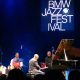 O pianista Ahmad Jamal tocando jazz com seu Trio