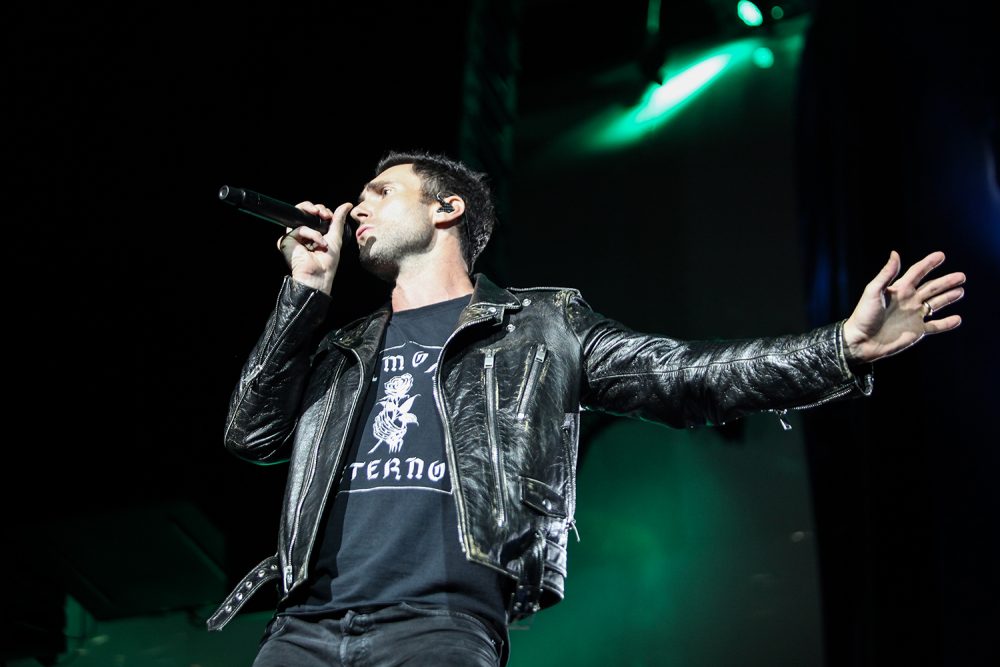 Adam Levine da banda Maroon 5 cantando no Rock in Rio 2017