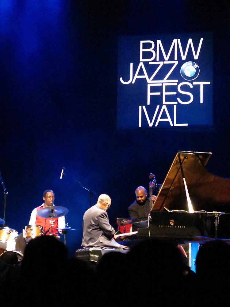 O pianista Ahmad Jamal tocando jazz com seu Trio