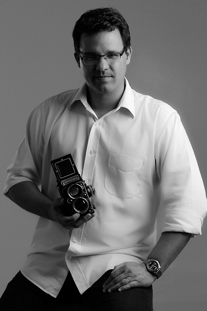 Ricardo M R Pereira segurando uma Rolleiflex