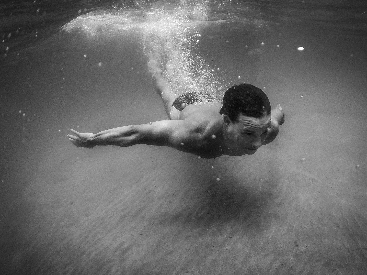 mergulho no fundo do mar em preto-e-branco