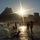 Cariocas na praia do Leblon, Rio de Janeiro