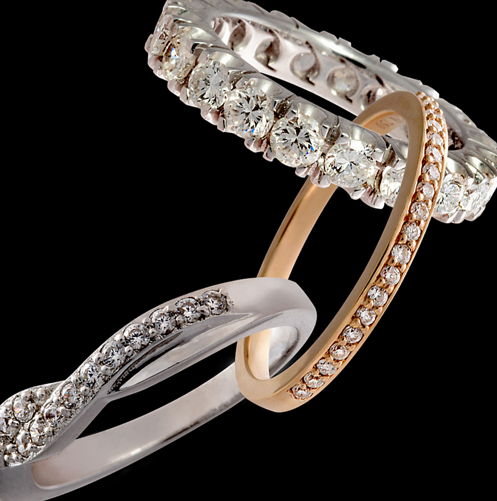 Alianças em ouro branco e ouro amarelo com diamantes da designer de joias Deborah Bressan